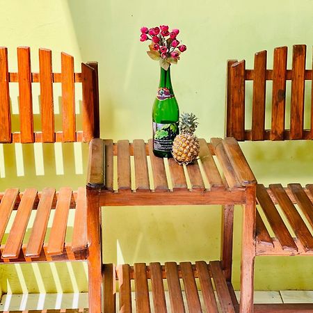 Kurnia Family Homestay & Restaurant! Huu Exterior photo