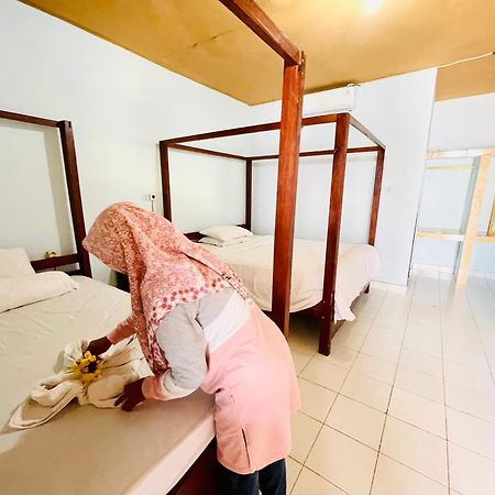 Kurnia Family Homestay & Restaurant! Huu Exterior photo