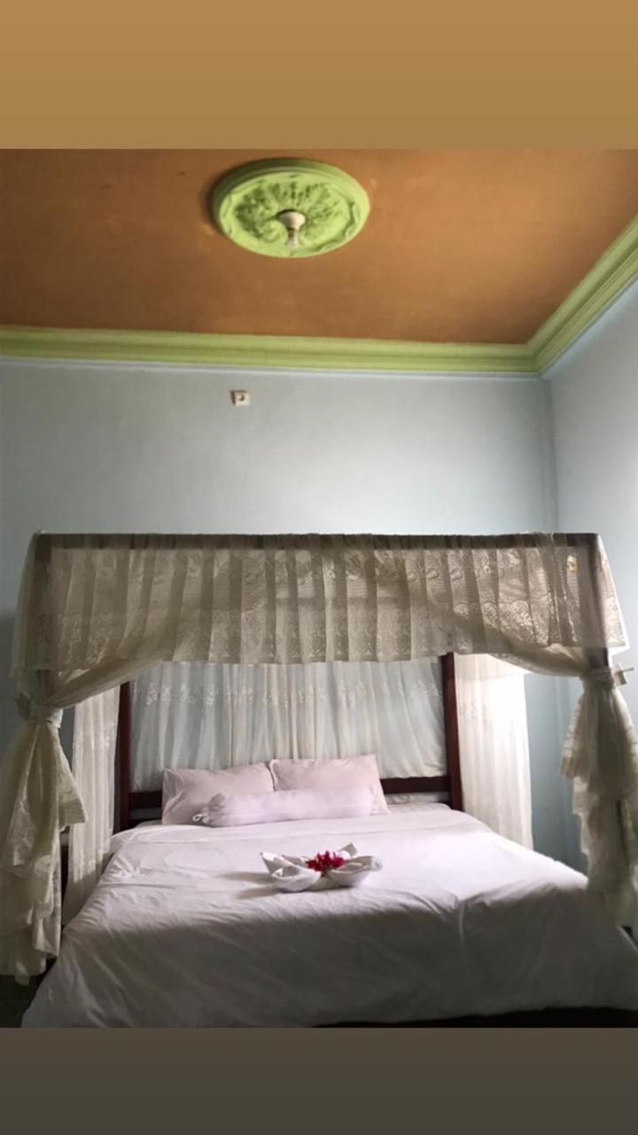 Kurnia Family Homestay & Restaurant! Huu Exterior photo