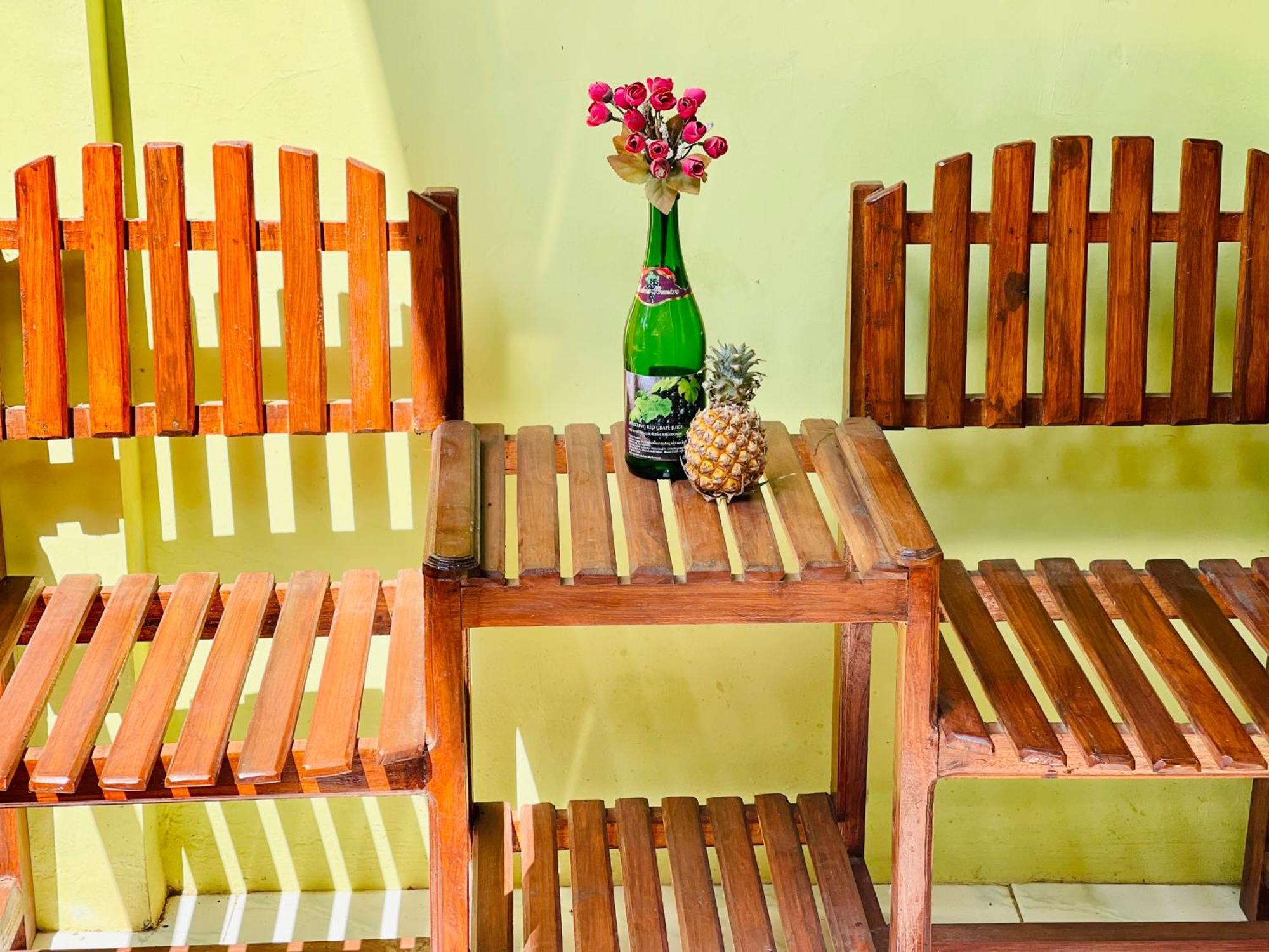 Kurnia Family Homestay & Restaurant! Huu Exterior photo